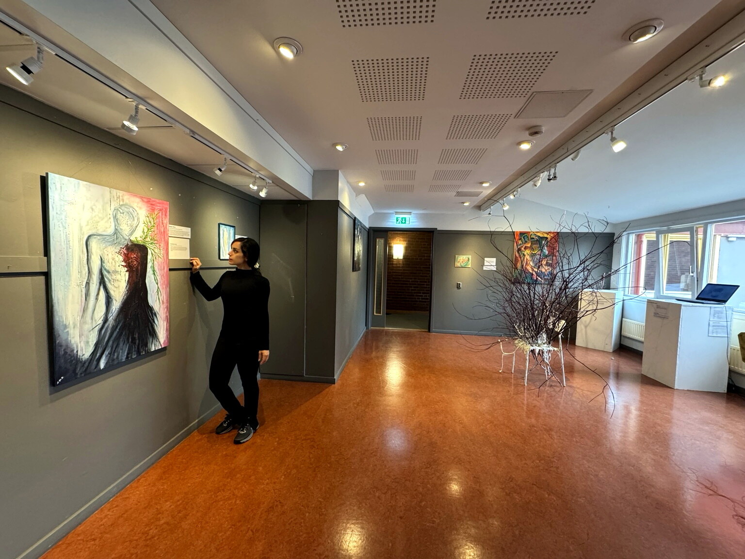 Setareh Nejatian Kazemi standing among works in the Utover det synlige exhibition
