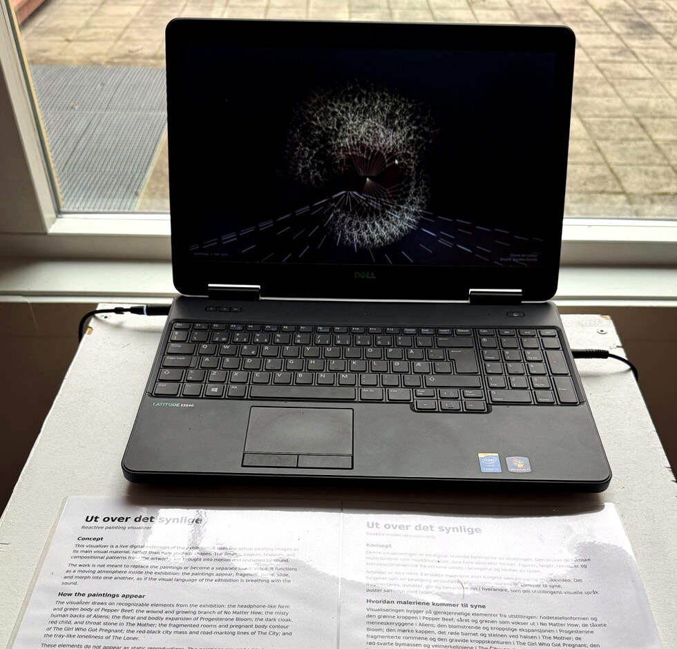Ut over det synlige digital sound-reactive visualizer displayed on a laptop in the gallery
